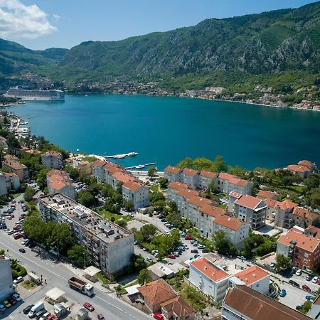 Maison W Kotor Bagian luar foto