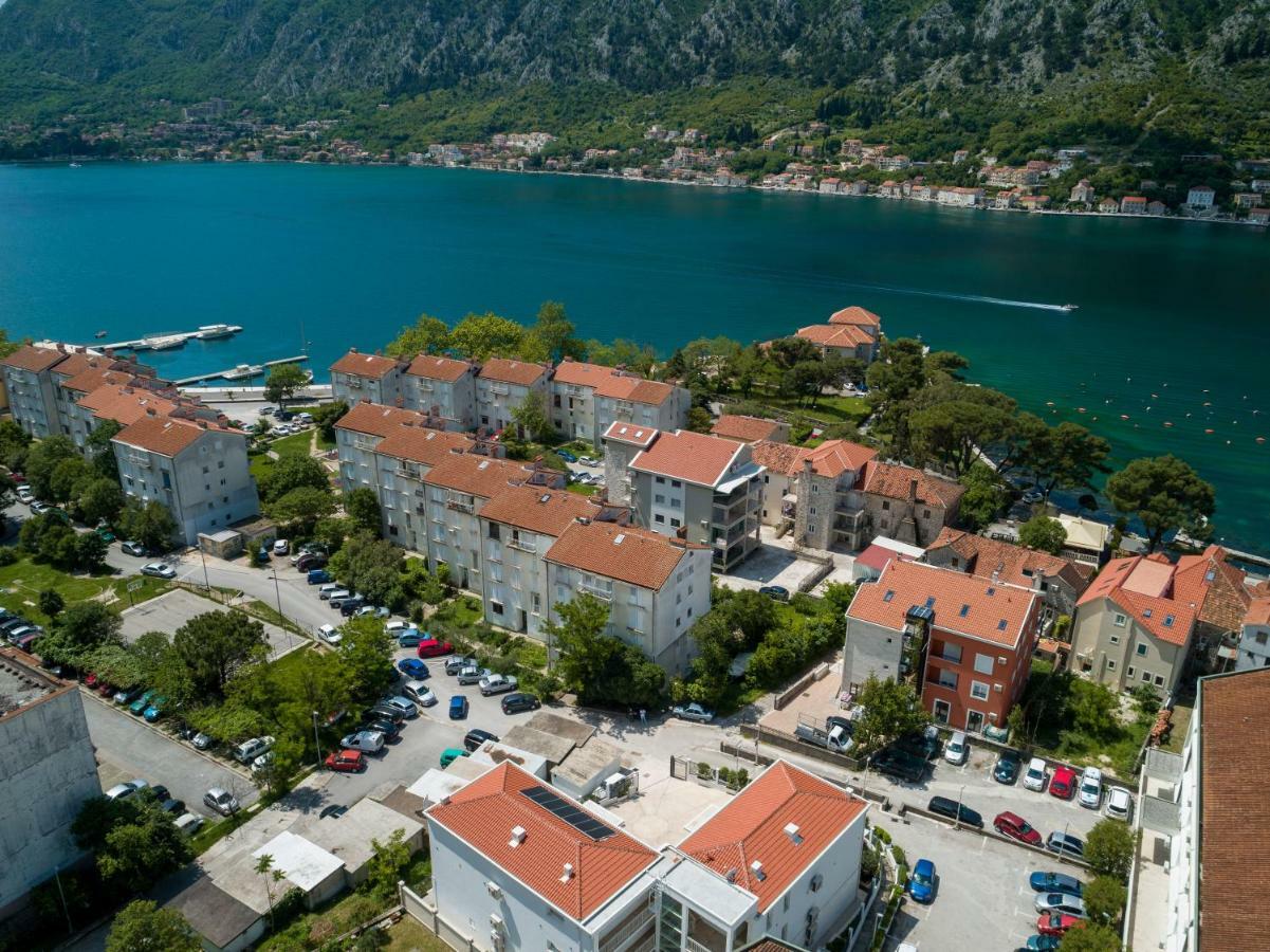 Maison W Kotor Bagian luar foto